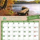 Kalenderblatt November mit Spruch: "Im November viel Nass, auf den Wiesen viel Gras." Oben herbstliche Seelandschaft.