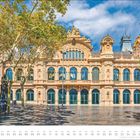 NOV 01-30 Kalenderblatt. Historisches Gebäude mit vielen Bögen und Verzierungen, umgeben von Bäumen.