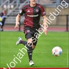 Ondrej Karafiat, FCN-Logo, Vorjahresabbildung. Ein Fußballspieler in Aktion, Kalenderblatt für November vom "Der Club".