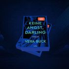 Buchtitel: "Keine Angst, Darling" von Vera Buck, Thriller. Zeigt eine blaue Illustration einer Frau.