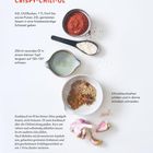 Rezept für Crispy-Chili-Öl mit eingelegten Zutaten, Gewürzen und Knoblauchzehen. Schalen zeigen Gewürze.