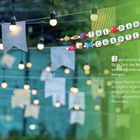 "The Party Chapter" in bunten Perlen. Bunte Lichterketten mit Wimpeln darunter. Text beschreibt lebendige Partyatmosphäre.