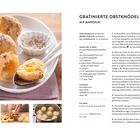 Gratinierte Obstknödel mit Mandeln Rezepttext. Links drei Knödel auf Teller, einer halbiert mit Fruchtfüllung. Untere Leiste zeigt Zubereitungsschritte.