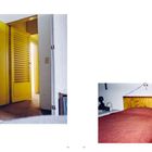 Seitenzahlen 58 und 59. Links gelbe Tür und Holzverkleidung, rechts rotes Bett, Holzrückwand, helle Wand.