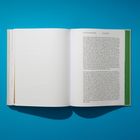 Auf der rechten Seite steht: "Ceci n'est pas une pompte" - Anna Stiefele. Das Buch liegt auf einem blauen Hintergrund.