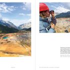 "Field trip to the Erzberg mine and Donawitz steel mills in Styria, Austria." Links: Berglandschaft mit Minen. Rechts: Zwei Personen mit Helmen.