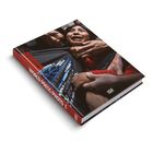 Der Buchdeckel zeigt "WORLD PRESS PHOTO 2006". Darauf das Bild einer emotionalen Szene mit mehreren Menschen.