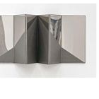 "Spiegel, 2-teilig (mirror), 4 parts je incl., 160 x 200 x 47 cm." Eine Installation aus fünf verspiegelten Paneelen.