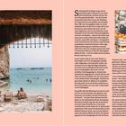 Links: "Sizilien", "DIE INSELN", "Strand in Scopello". Rechts: "Sizilien", "DIE INSELN". Links Foto: Strand durch einen Torbogen. Rechts Text.