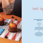 Rüebli Royal: Carrot-Cake-Törtchen mit Pekannuss. Drei kugelförmige Törtchen mit orange Glasur und Verzierungen.