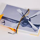 Offenes Buch mit einem Schwarzweiß-Foto eines Propellerflugzeugs, Text "D-ALEC". Oranger Einband und zwei Lesezeichen.