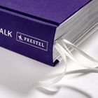 Text: "CATWALK", "PRESTEL" mit Logo. Ein lila Buch mit drei weißen Lesebändchen, von der Seite gezeigt.