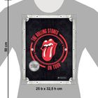 "The Rolling Stones On Tour" in Rot um ein ikonisches Zungenlogo, darunter "Deutsche Ausgabe" in einem Kreis. Retro-Design.