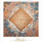 Oben: „Wenn man seine Ruhe nicht...“ - unten: „Ruhe“. Hintergrund abstrakte Kunst in Blau und Orange, zentrales Muster.