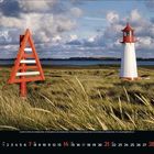 Novemberkalender mit Leuchtturm und rot-weißem Seezeichen in einer Dünenlandschaft, Himmel bewölkt.