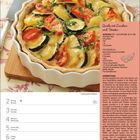 Kalenderblatt für September mit Rezept: Topfennocken mit Zwetschgenröster, Zutaten und Zubereitung links neben dem Kalender.