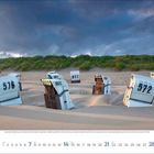 Nummern 565, 572, 576 auf Strandkörben in Sanddünen; darunter Kalender für November 2023.