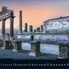 Kalender: November 2023. Antike Ruinen mit Säulen und Wänden unter einem bunten Abendhimmel.