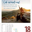 "Gib niemals auf, denn du weißt nie, wie nah du deinem Ziel wirklich bist." Frau erhebt Arm vor Sonnenuntergang neben Auto. Mittwoch, 18. August. Kalender.