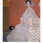 Illustration eines elegant gekleideten Menschen auf einem dekorativen Stuhl vor einer strukturierten Wand.