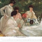 November 2021. Eine impressionistische Szene: Vier Frauen in weißen Kleidern, eine liest vor, andere hören am gedeckten Tisch zu.