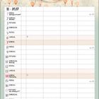 Kalender für November 2027. Illustration: Ein Fuchs sitzt in einem Wald mit Bäumen und herbstlichem Laub.