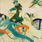 Eine Frau in schwarzem Kleid arrangiert Früchte auf einem Tisch; roter Hintergrund mit blauen floralen Mustern.