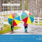 "DEINE FREUNDSCHAFT macht gute Zeiten schöner und schlechte Zeiten einfacher." Zwei Kinder mit bunten Regenschirmen.