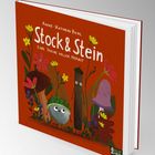 „Stock & Stein: Eine Tasche voller Herbst“ von Anne-Kathrin Behl. Illustration: Stock, Stein, Blumen, Pilze auf orangefarbenem Cover.
