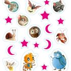 Illustration von Tieren, rosa Sternen und Mondsicheln. Tiere: Hase, Fledermaus, Waschbär, Maus, Schnecke, Eule, Flusskrebs, Insekten.