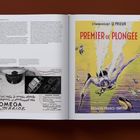 Links: "OMEGA MARINE", rechts: "PREMIER DE PLONGÉE". Links Werbung, rechts Illustration eines Tauchers.