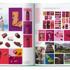 Seite aus einem Buch zeigt bunte Schokoladenverpackungen mit "Snack to the Future." und "Nucao". Darunter Naschbilder.