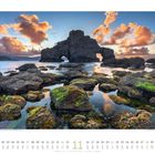 Kalenderseite mit November-Daten. Felsige Küstenlandschaft im Sonnenuntergang, moosbedeckte Steine im Vordergrund.