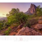 Kalenderblatt mit Monat November. Ein Berg im Ankarana-Nationalpark, Madagaskar, umgeben von grüner Landschaft im Abendlicht.