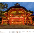 11 Japan. Shintō Schrein Fushimi Inari-Taisha. Kyoto. Papierlaternen leuchten, dekorativ beleuchteter Schrein bei Nacht.