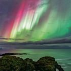 Kalender für November: Tage 1, 2, 3 bis 30. Nordlichter über Küste von Arnastapi, Felsenbogen im Vordergrund.