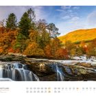 „11 SCHOTTLAND FALLS OF DOCHART BEI KILLIN STIRLING“. Herbstliche Landschaft mit Wasserfall und bunten Bäumen.