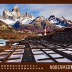November 11; ein Landschaftsbild mit Bergen, einem Leuchtturm und Salzbecken im Vordergrund.