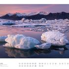 11 ISLAND, Eisberge im See Jökulsárlón, Austurland. Kalenderansicht: November, arktische Landschaft mit Eisbergen bei Sonnenuntergang.