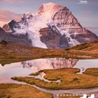 "Mount Robson, Canada" oben, eine Schneelandschaft mit Berg, spiegelnd im See. Unten rechts: Kalenderdaten und Zahl 11.