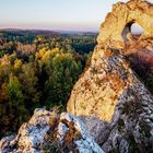 Monat: November. Kalender mit Datum und Wochentagen. Zeigt Felsenlandschaft im Sonnenuntergang über einem Herbstwald.