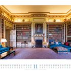 Kalenderseite November; elegante Bibliothek: Bücherregale, Kamin, Gemälde und luxuriöse Möbel im Raum.