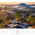 Text: "Sächsische Schweiz mit Blick auf den Lilienstein - Sachsen - Deutschland." Naturlandschaft, Felsen, Bäume im Nebel.
