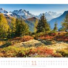 Kalenderblatt für November mit Alpenlandschaft, Bäume im Vordergrund, schneebedeckte Berge im Hintergrund.