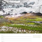 Kalender zeigt 21. Februar als Sonntag. Bild eines grünen Feldes mit Wollgras und Gletscher im Hintergrund.