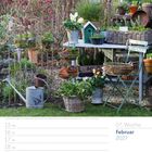 07. Woche, Februar 2027. Topfpflanzen, Christrosen, Hyazinthen. Ein Gartenbereich mit Tischen, Stühlen und Vogelhaus.