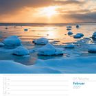 Februar 2027, 07. Woche. Sonntag ist der 21. Ein Sonnenuntergang über einer vereisten Küstenlinie.