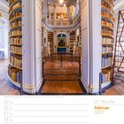 Februar 2027, 07. Woche. Innenansicht einer prächtigen Bibliothek mit hohen Bücherregalen und einem Porträtgemälde.