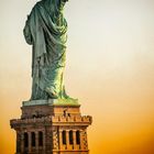 Kalender mit November-Daten. Die Freiheitsstatue im Sonnenuntergang, von hinten gesehen.