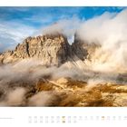 Kalenderseite mit "11" und Monatsübersicht. Bild zeigt Dramatische Berglandschaft, Wolken umhüllen die Gipfel.
